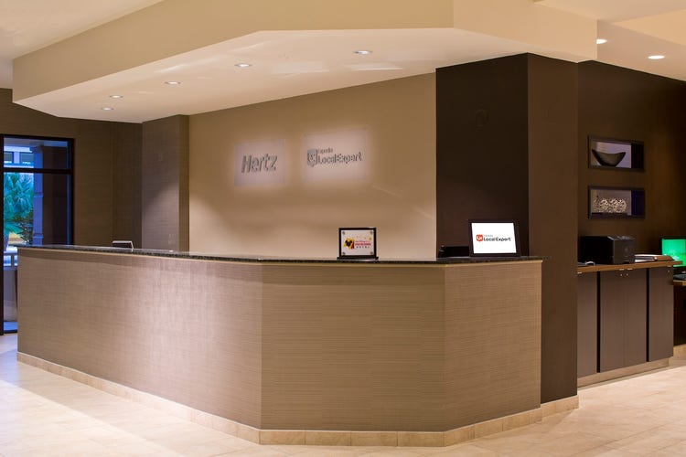 Hertz & Expedia Concierge Desk